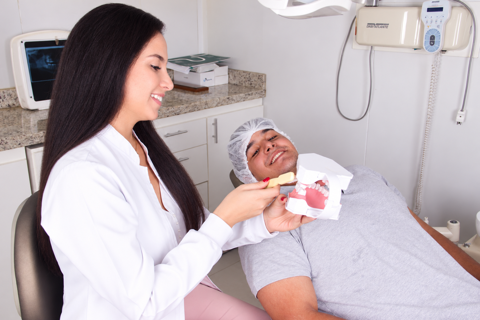 Explicación de ortodoncia con un modelo dental