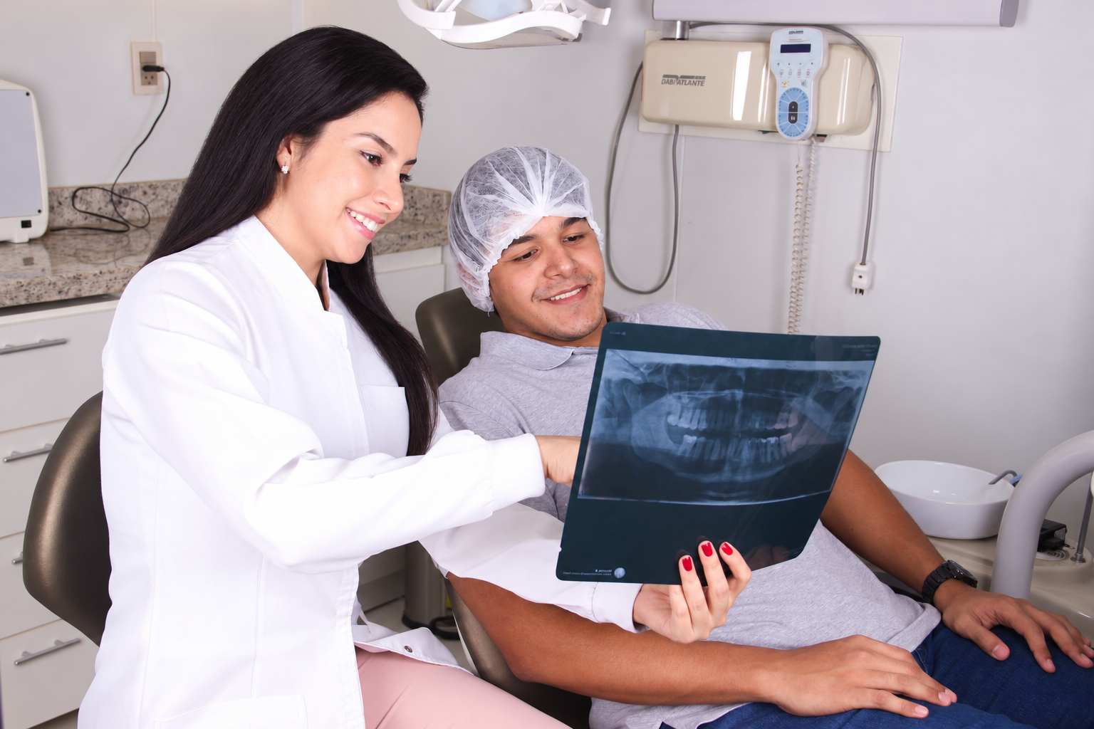Dra. Sandra explicando una radiografía durante una consulta odontológica