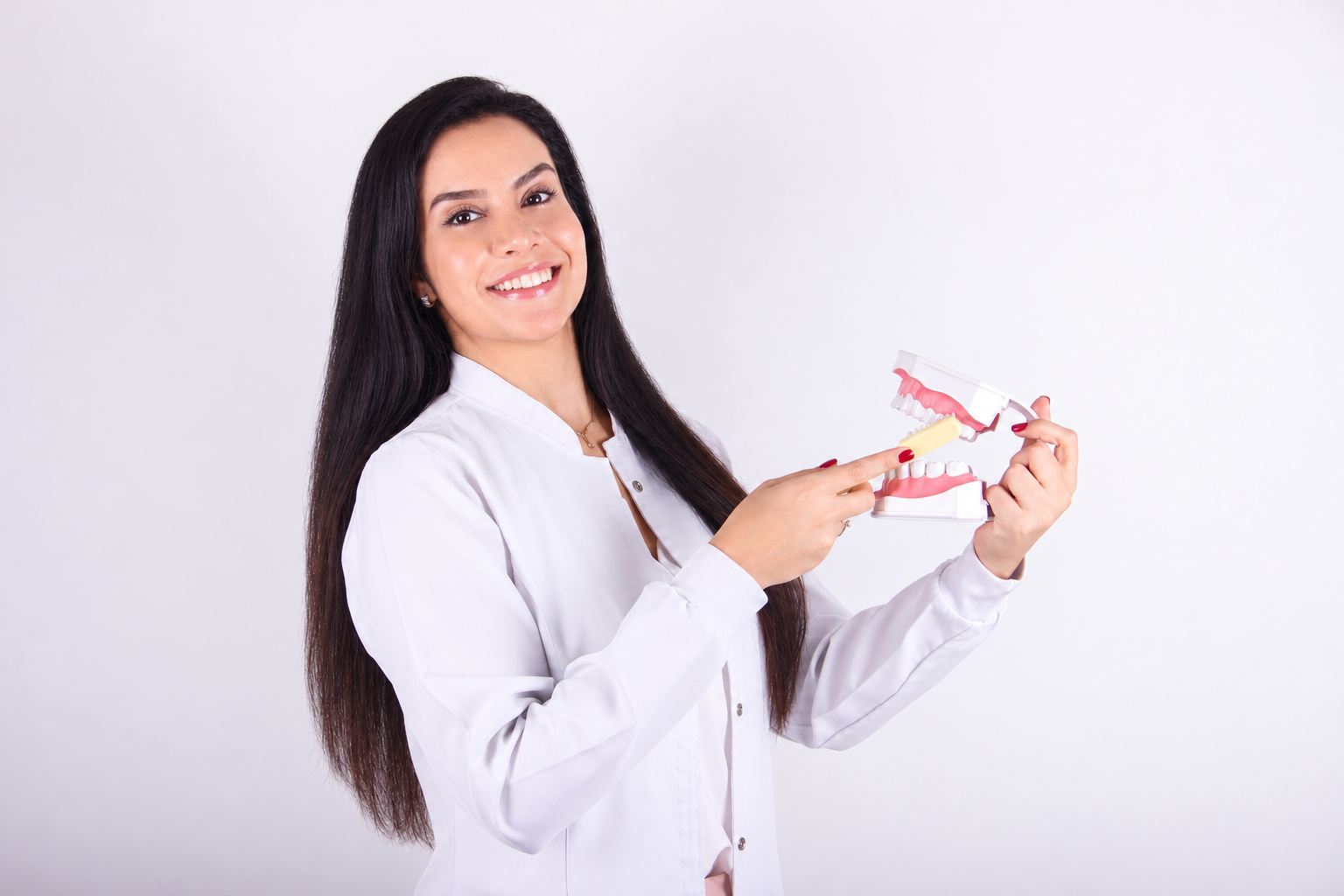 Dra. Sandra Núñez explicando el cuidado dental con un modelo odontológico