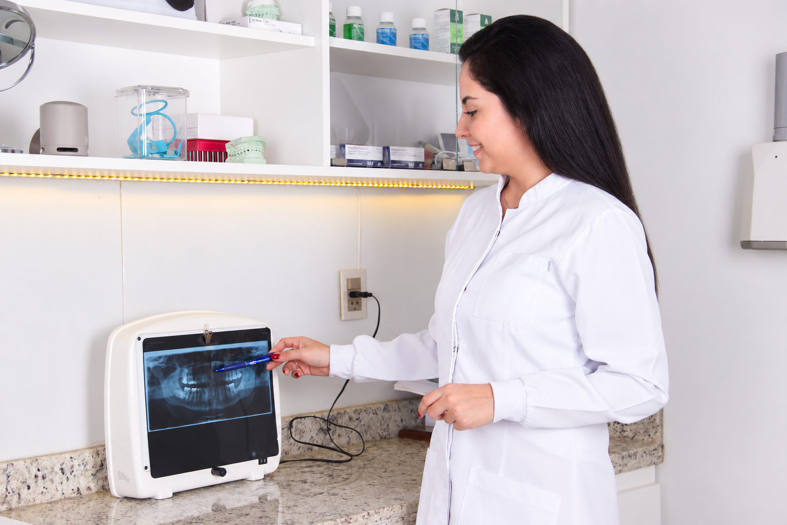 Revisión profesional de una radiografía dental